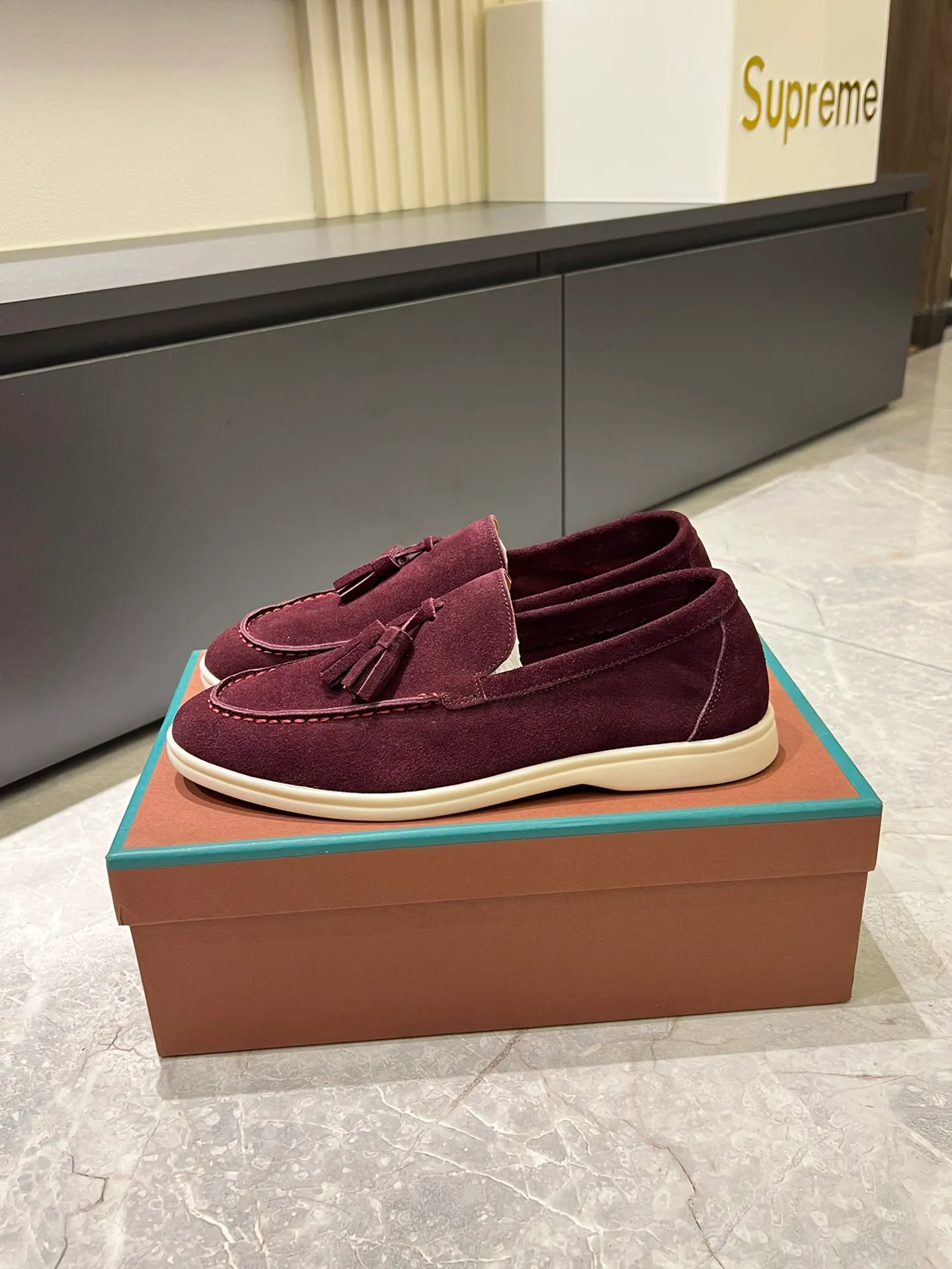 Men's shoes 💰p360 "Loro men's shoes 💰pian'*" Classic L men's shoes for couples 💰p Top version British flat loafers, a must-have item in old money style, the minimalist design is eye-catching and durable, a plus point for dressing The soft foot feel and texture are outstanding. They don’t scratch your feet and are very nice. They are matched with soft and waxy soles. They can be worn daily for a long time without getting tired. They are easy to wear, versatile and classic items, with perfect foot feel and texture! Imported cashmere fabric, the lining is made of imported A-grade water-dyed cow lining, the top version of the genuine leather midsole is sewn with pure handmade mark thread! Size: Female 35-40 (34. Customized) Male 38-44 (45.46. Customized)